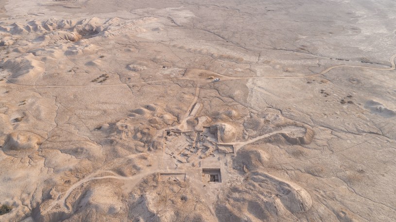 Widok z lotu ptaka na kopiec świątyni, patrząc na południe, przedstawiający otoczony murem święty obszar w oddali w Girsu w południowym Iraku. Pozostałości z kolejnych okresów, od 3000 p.n.e do 2000 p.n.e. /Sébastien Rey/The Girsu Project/British Museum /materiały prasowe