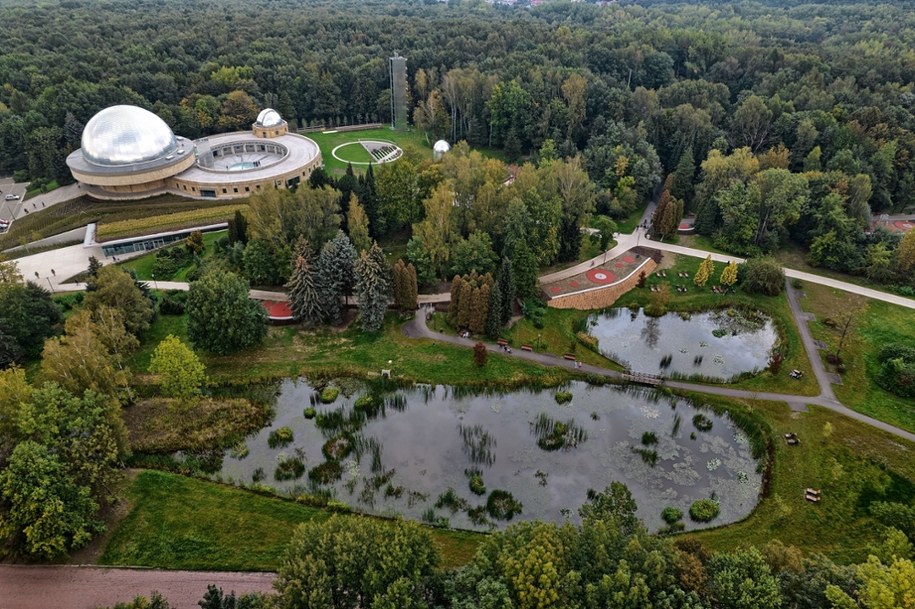 Widok z lotu ptaka na nowoczesny budynek obserwatorium planetarium na terenie Parku Śląskiego (zdjęcie z października 2025 r.) /Sebastian Gora Photo /Shutterstock