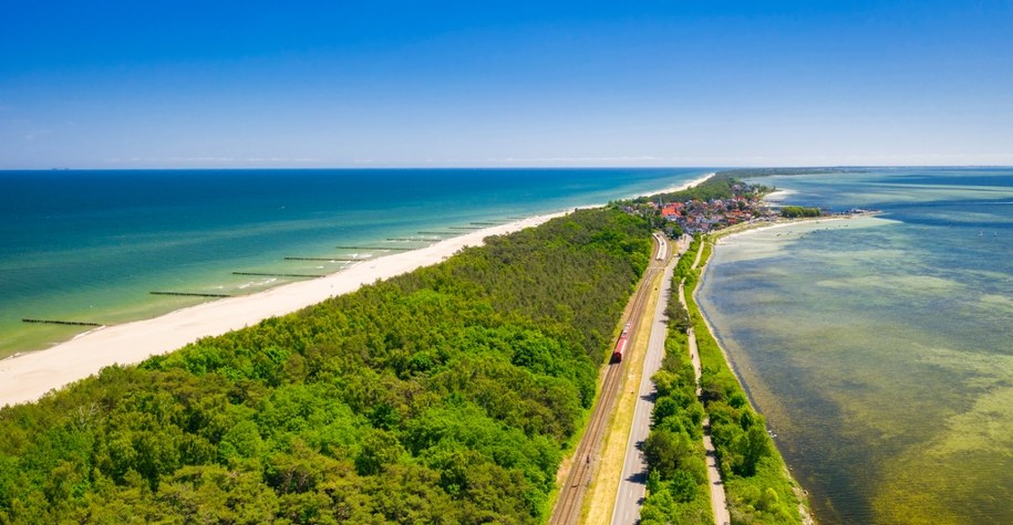 Widok z lotu ptaka na piękne, piaszczyste plaże na Półwyspie Helskim /Shutterstock