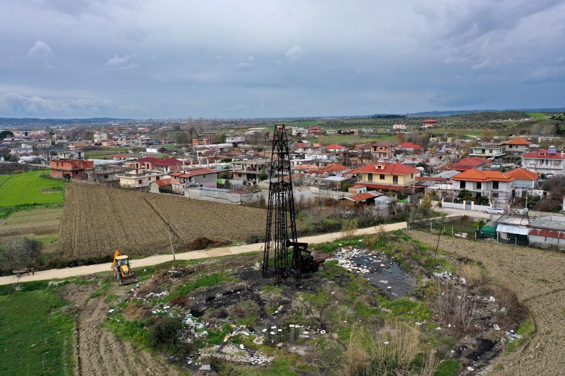 Widok z lotu ptaka na szyb naftowy w wiosce Zharrez (Albania) /ADNAN BECI /AFP