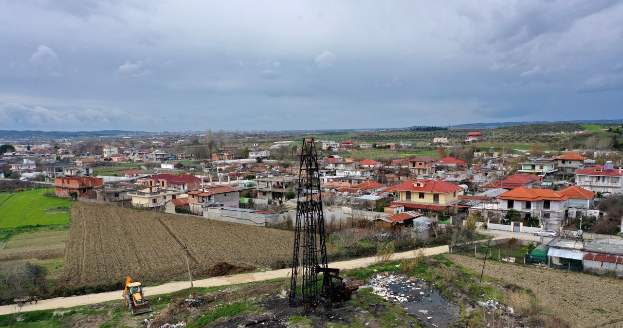 Widok z lotu ptaka na szyb naftowy w wiosce Zharrez (Albania) /ADNAN BECI /AFP