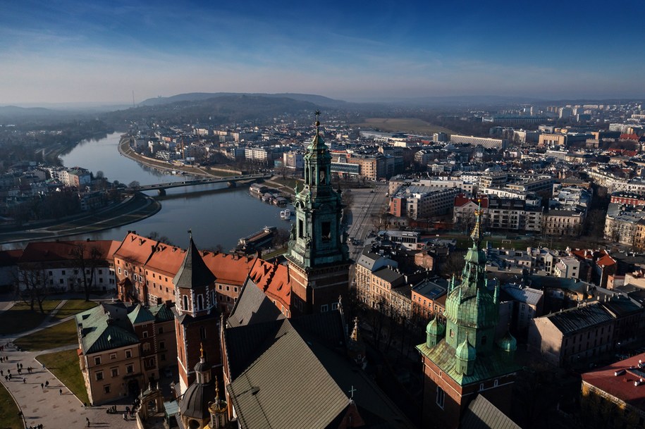 Widok z lotu ptaka na Zamek Królewski na Wawelu w Krakowie. /	Łukasz Gągulski /PAP