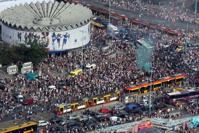 Widok z Pałacu Kultury i Nauki na rondo Dmowskiego, gdzie warszawiacy minutą ciszy oddają hołd uczestnikom powstania /PAP/Leszek Szymański /PAP