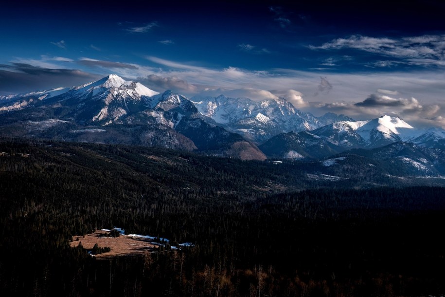 Widok z Polany Głodówka na polskie Tatry /	Łukasz Gągulski /PAP