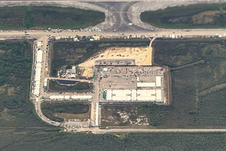 Widok z powietrza na ośrodek detencyjny "Alligator Alcatraz" (zdjęcie z lipca 2025 r.) /CHANDAN KHANNA/AFP /East News