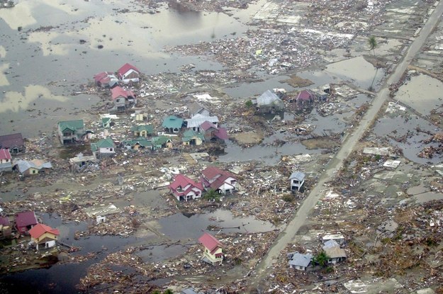 Widok z powietrza na zniszczone Banda Aceh na zdj. z 1 stycznia 2005 roku /STATE PALACE /PAP/EPA