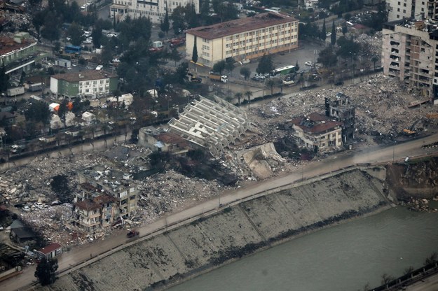 Widok z powietrza na zniszczone budynki w mieście Hatay w południowej Turcji (zdjęcie z 22 lutego br.) /AA/ABACA /PAP/Abaca