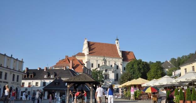 Widok z Rynku na Kościół Farny w Kazimierzu Dolnym, fot. Marcin Wnuk /INTERIA.PL