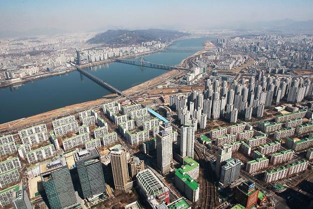 Widok z setnego piętra Lotte World Tower w Seulu /EPA