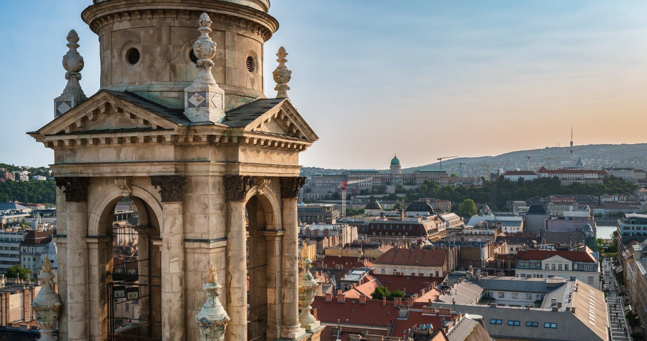 Widok z tarasu Bazyliki św. Stefana w Budapeszcie zapiera dech. Niestety to piękne miasto ma także swoje ciemne strony /Tomasz Oszczepalski /East News