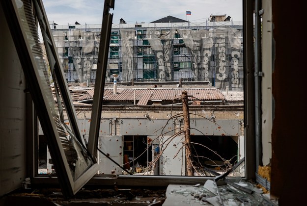 Widok z wnętrza zniszczonego budynku Służby Bezpieczeństwa Ukrainy (SBU) w Mariupolu /ALESSANDRO GUERRA /PAP/EPA