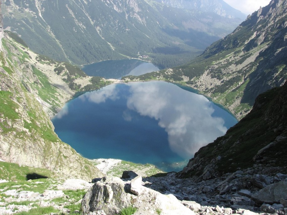 Widok ze szlaku na Rysy na Czarny Staw pod Rysami i Morskie Oko /Maciej Pałahicki /RMF FM