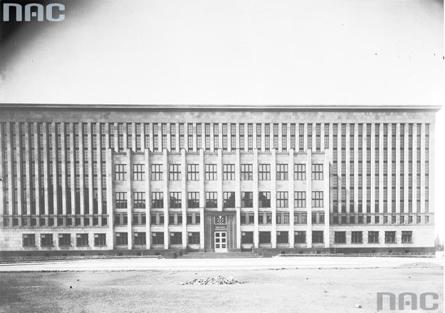 Widok zewnętrzny budynku podczas prac wykończeniowych /Z archiwum Narodowego Archiwum Cyfrowego