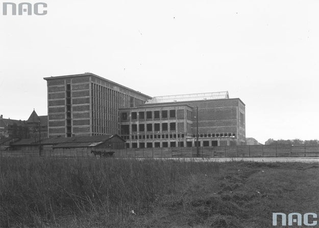 Widok zewnętrzny niewykończonego budynku biblioteki /Z archiwum Narodowego Archiwum Cyfrowego