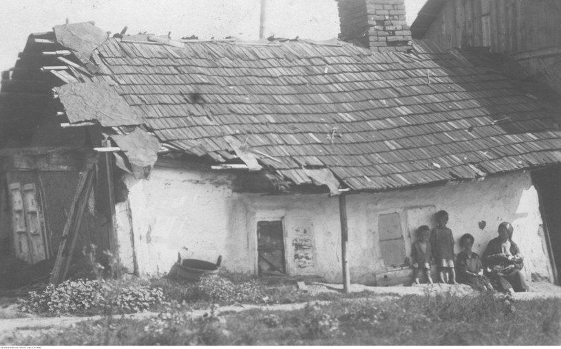 Widok zewnętrzny walącego się domu bezrobotnych mieszkańców Borysławia. /Z archiwum Narodowego Archiwum Cyfrowego