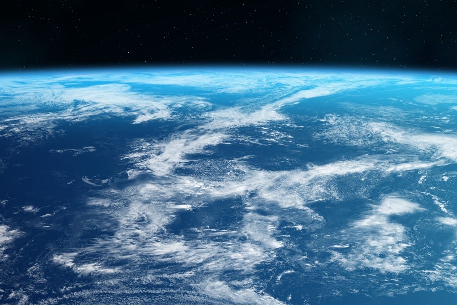 Widok Ziemi z kosmosu – z wyraźnie widocznymi oceanami, chmurami i gwiaździstym niebem w tle /Shutterstock