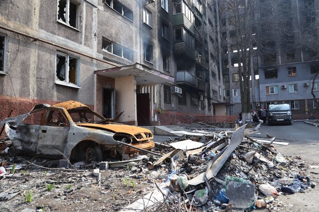 Widok zniszczonych budynków i pojazdu podczas trwających walk w mieście Mariupol /AA/ABACA /PAP/Abaca
