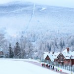 Widoki jak w Alpach, a ceny znacznie niższe. Tu warto wybrać się na zimowy urlop 