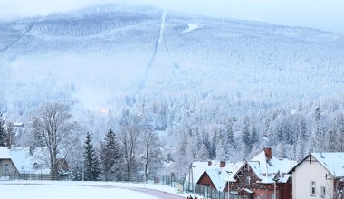 Widoki jak w Alpach, a ceny znacznie niższe. Tu warto wybrać się na zimowy urlop 