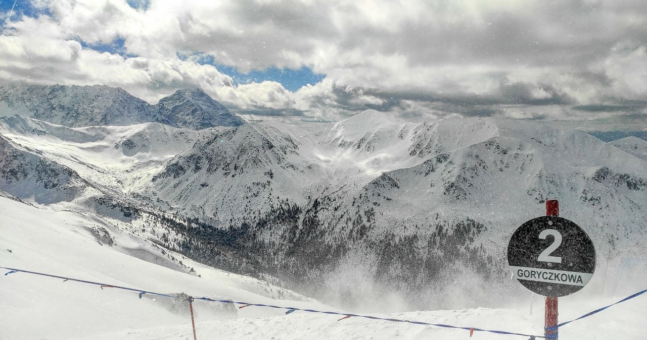 Widoki na Tatry Wysokie z Kasprowego Wierchu robią wrażenie. Trasa Goryczkowa ma do zaoferowania wiele atrakcji, ale nie każdy jej podoła /Piotr Kamionka/REPORTER /East News