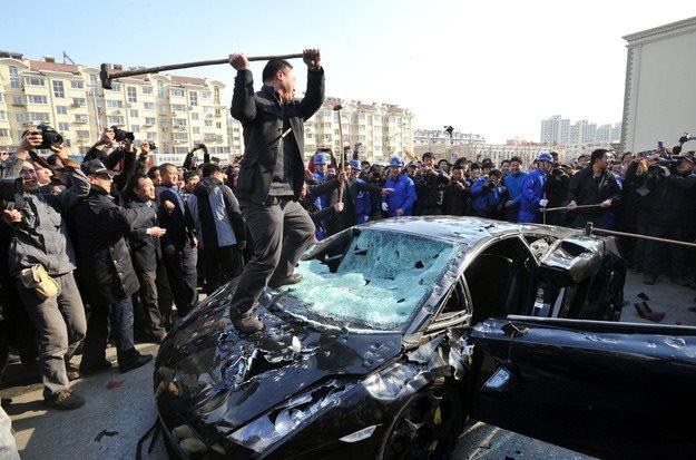 Widowiskowe niszczenie Lamborghini /AFP