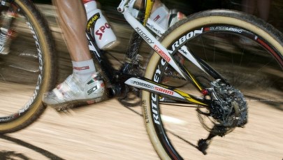 Widz celowo spowodował wypadek kolarzy. W tym... własnego syna