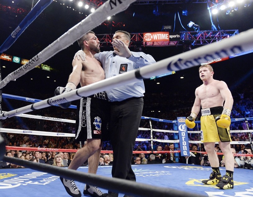 Saul Alvarez pewnie pokonał Alfredo Angulo Sport w INTERIA.PL