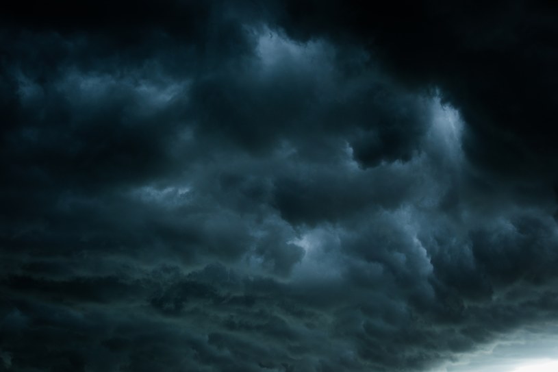 Widząc ciemne chmury szykujesz sie deszcz? /123RF/PICSEL