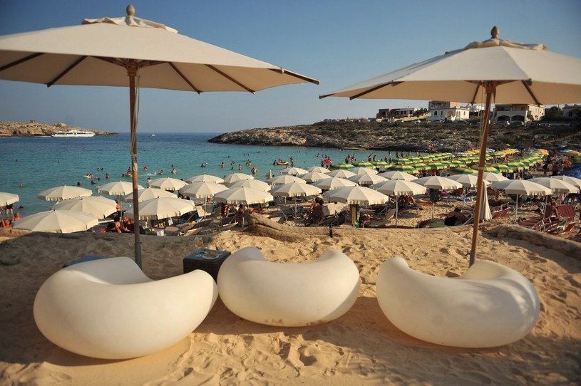 Widząc takie plaże nie dziwimy się, że Maltańczycy lubią tam spędzać czas /Getty Images/Flash Press Media