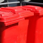 Widziałeś już czerwone kubły na śmieci? Sprawdź, co do nich wrzucać 