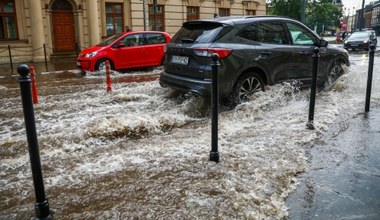 Widziałeś pianę na ulicy po deszczu? Lepiej w nią nie wjeżdżaj