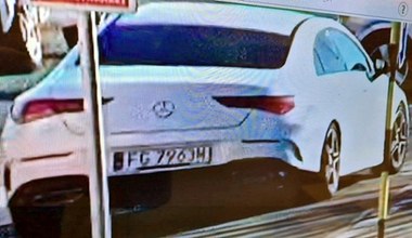 Widziałeś tego białego Mercedesa CLA? Natychmiast poinformuj policję