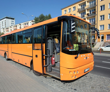 Widzisz autobus szkolny. Wiesz, jak się zachować?