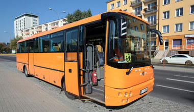 Widzisz autobus szkolny. Wiesz, jak się zachować?