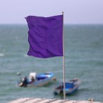 flaga Widzisz fioletową flagę na plaży? Sprawdź, co oznacza
