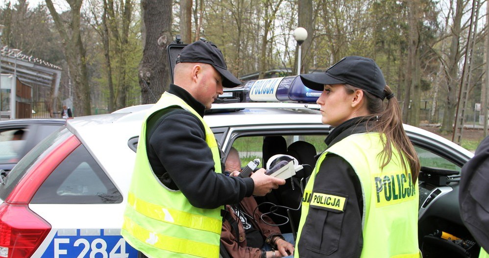 Widzisz pijanego? Wezwij policję i spróbuj uniemożliwić mu jazdę /Piotr Jędzura /Reporter