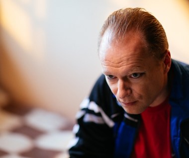 Widzowie Canal+ mogą zaś oglądać Macieja Stuhra w eksperymentalnej produkcji "Pisarze. Serial na krótko". To krótkometrażowa seria składająca się z kilkuminutowych odcinków, w których Stuhr i Magdalena Cielecka odgrywają postaci i sytuacje napisane specjalnie dla nich przez pisarzy.

"Spotykamy się co jakiś czas w tym samym gronie i tym samym celu: żeby nakręcić scenkę. Ale jednocześnie za każdym razem towarzyszą temu nowe okoliczności: nowa historia i nowi bohaterowie. Dla nas, aktorów, to chyba największa gratka, że w jednym serialu możemy zagrać kilkanaście postaci" – mówi aktor.