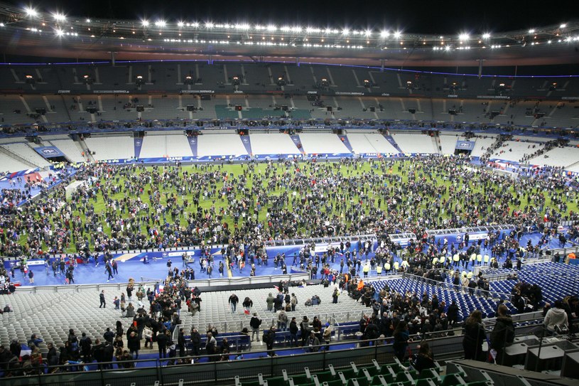Widzowie na murawie Stade de France /AFP