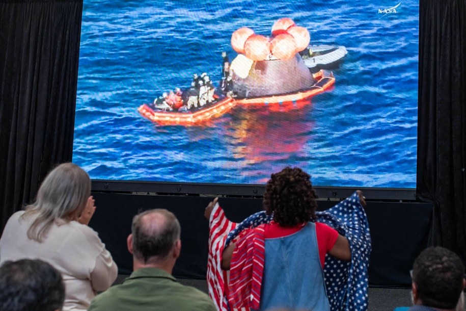 Widzowie oglądają transmisję z lądowania w Muzeum Lotnictwa i Kosmonautyki w San Diego /Apu Gomes /AFP/EAST NEWS