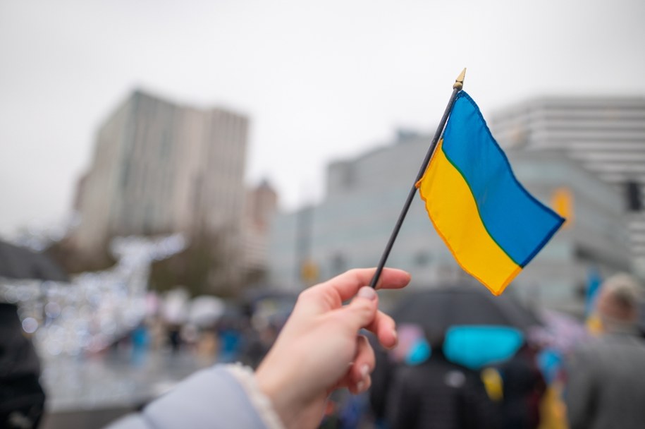 Wiec Brauna w Białej Podlaskiej. Wszedł na drabinę i ściągnął ukraińską flagę (Zdjęcie ilustracyjne) /Shutterstock