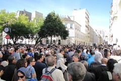 Wiec muzułmanów pod Wielkim Meczetem Paryża