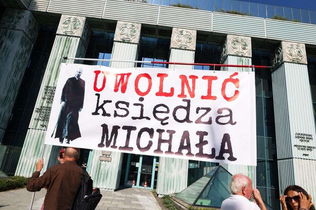 Wiec poparcia dla ks. Michała Olszewskiego oraz dwóch, byłych urzędniczek Ministerstwa Sprawiedliwości - 31 lipca /Albert Zawada /PAP