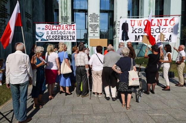 Wiec poparcia dla ks. Michała Olszewskiego oraz dwóch, byłych urzędniczek Ministerstwa Sprawiedliwości / 	Albert Zawada /PAP