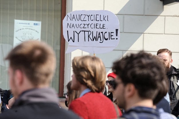 Wiec poparcia dla strajkujących nauczycieli, zorganizowany przez Związek Nauczycielstwa Polskiego w Uniwersytecie Warszawskim / 	Tomasz Gzell    /PAP