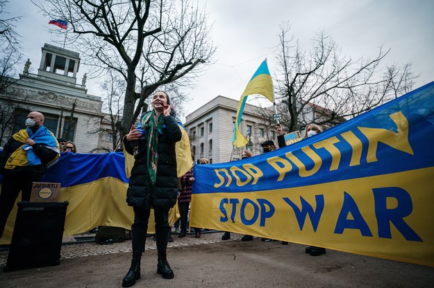 Wiec poparcia dla Ukrainy przed ambasadą Rosji w Berlinie /Clemens Bilan /PAP/EPA