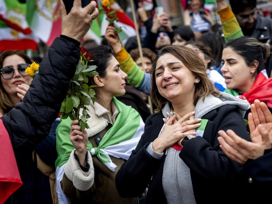 Wiec w geście solidarności z narodem irańskim i przeciwko irańskiemu reżimowi w Amsterdamie /EPA/Koen van Weel /PAP