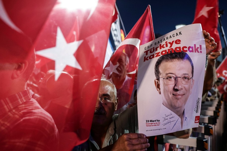 Wiec w Stambule przeciwko uwięzieniu Ekrema Imamoglu /ERDEM SAHIN /PAP/EPA