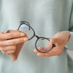 Więcej nie kupisz ściereczek do czyszczenia okularów. Tak zrobisz domowy płyn