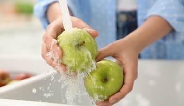 Więcej nie umyjesz owoców zwykłą wodą. Zrób ten roztwór, by usunąć wosk i pestycydy 