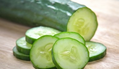 Więcej nie wyrzucaj skórek z ogórków. Przydadzą ci się do sprzątania 
